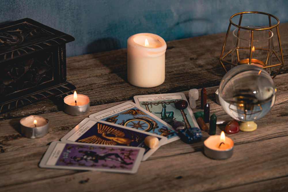 Les oracles et tarots : outils de guidance ou simples cartes ?